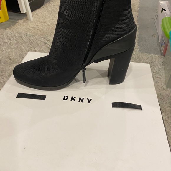 DKNY women’s bootie - Picture 3 of 4